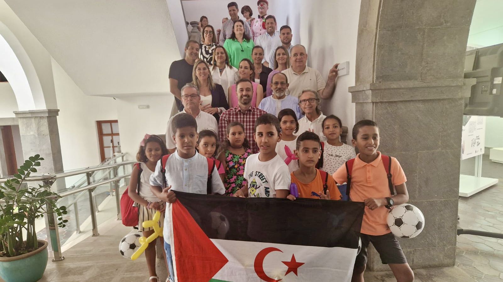 Telde recibe con música y regalos a nueve niños saharauis del programa 'Vacaciones en paz'