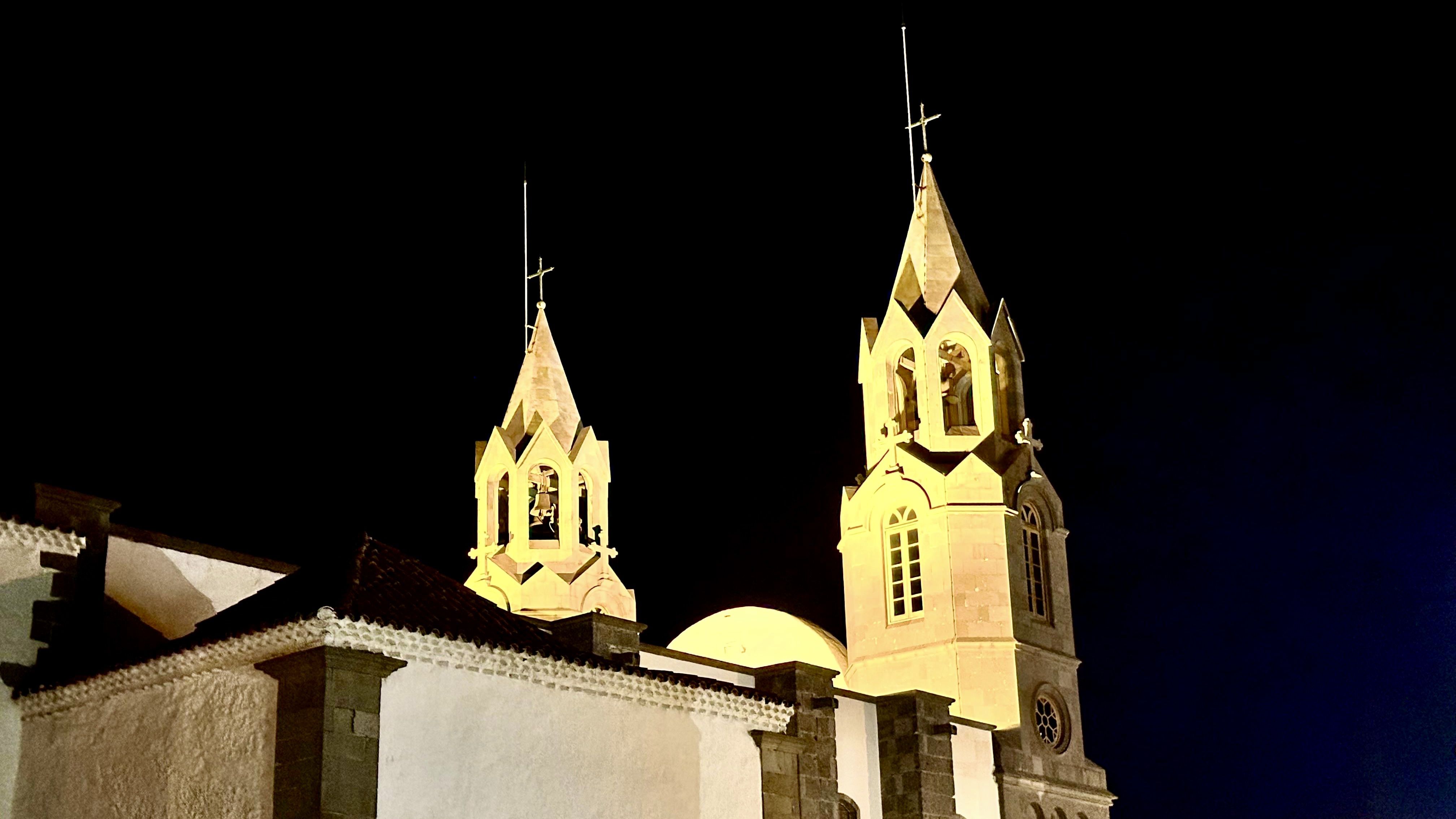 Las torres de la Basílica de San Juan Bautista vuelven a destacar durante la noche
