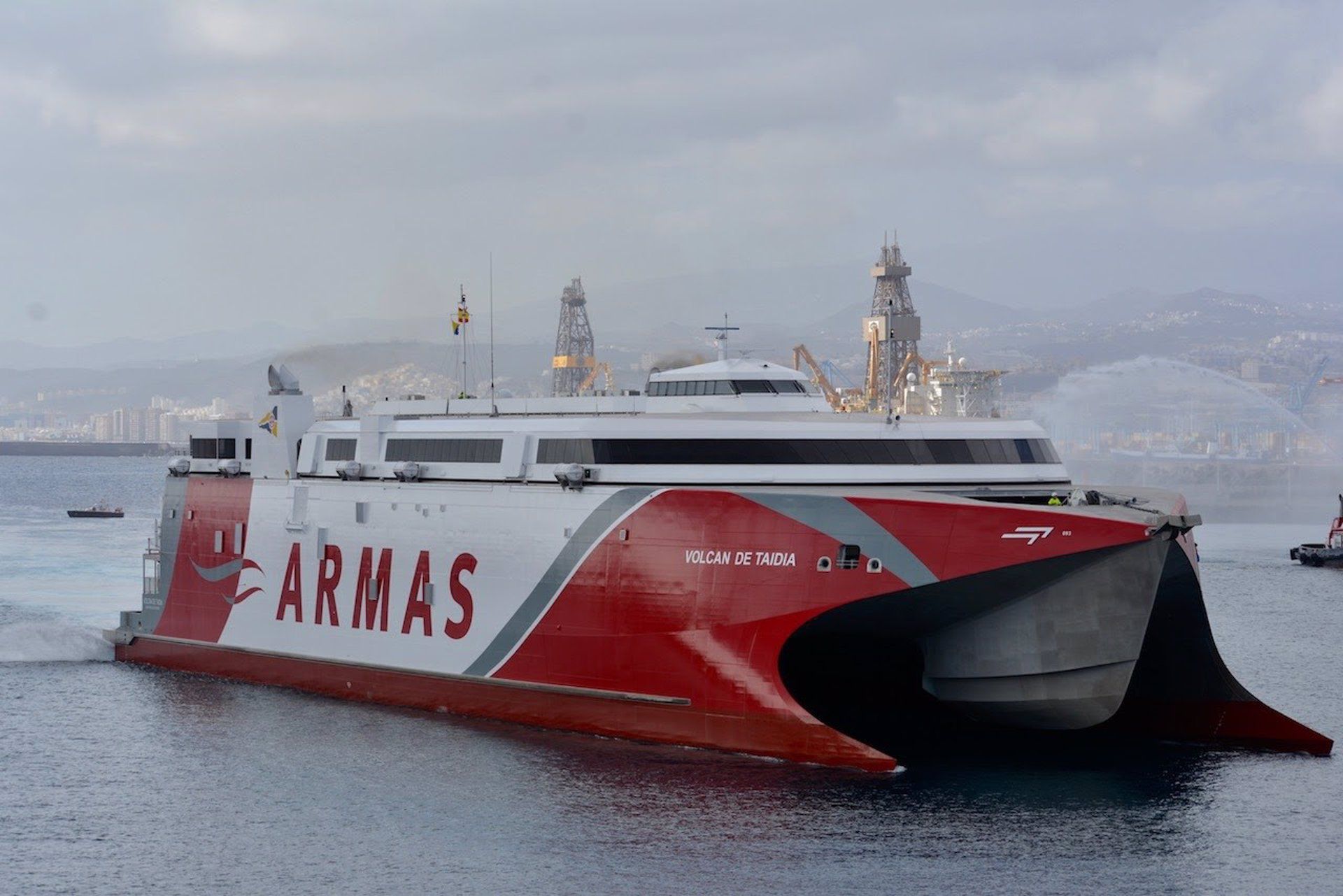 El nuevo  fast ferry de Naviera Armas, Volcán de Taidia, ya se encuentra en el puerto de Las Palmas