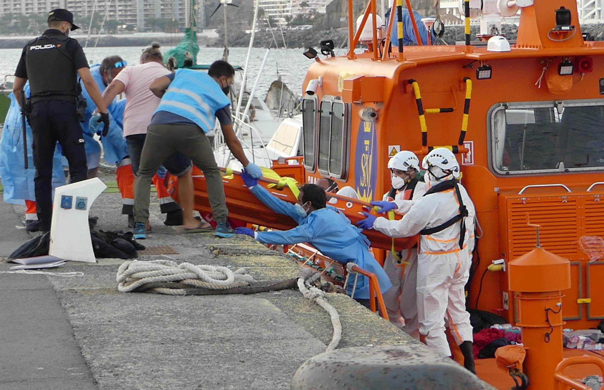 Dos migrantes fallecidos en una patera rescatada al sur de Gran Canaria