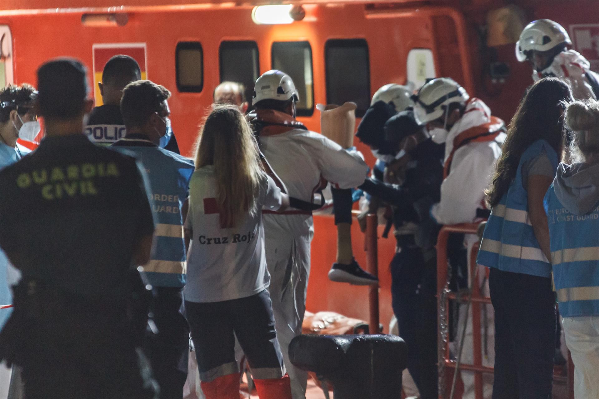 Salvamento Marítimo rescata durante la noche a 374 migrantes en siete pateras en aguas cercanas a Canarias
