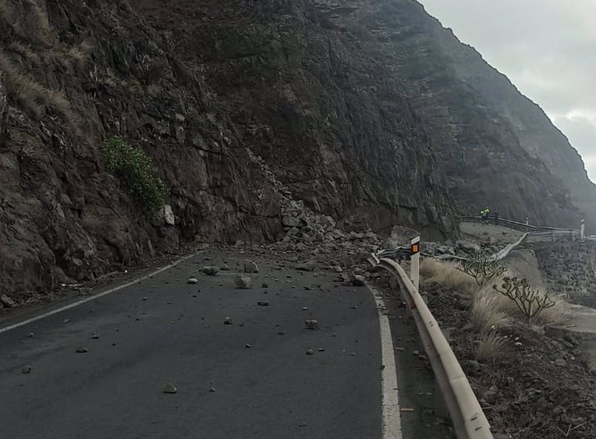 Un desprendimiento provoca el cierre de la carretera GC-200 entre Agaete y El Risco (Gran Canaria)