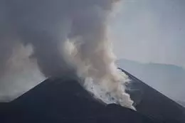 Día 71. El último centro emisor del volcán, creado  esta madrugada,  forma una nueva colada
