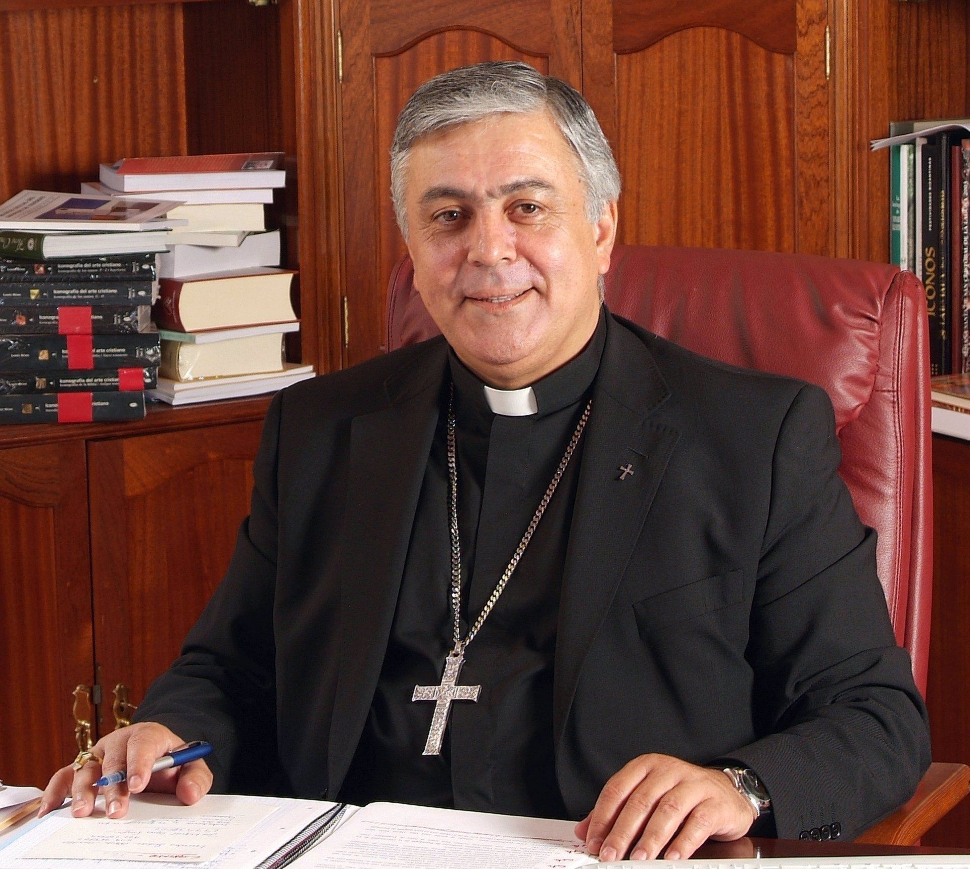 El obispo de Tenerife pide perdón a las personas LGTBI y lamenta haber 