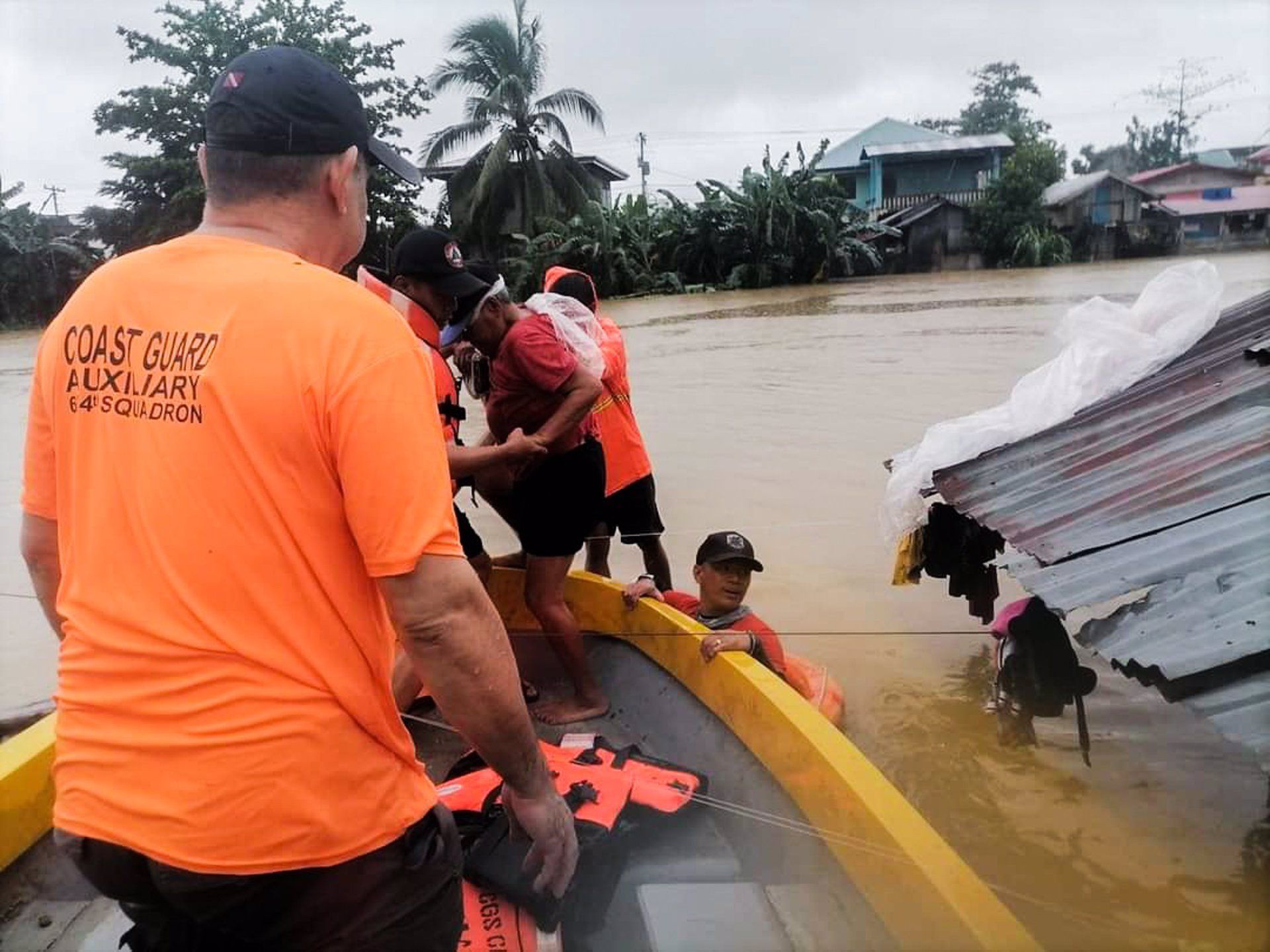Más de 220 fallecidos por el paso de la tormenta tropical 'Megi' por Filipinas