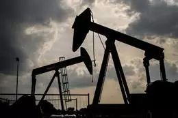 El precio del petróleo Brent baja de 71 dólares por primera vez desde 2021