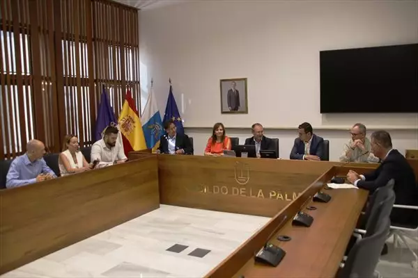 Rodríguez anuncia que el Gobierno de Canarias acometerá las obras de la LP-2 de forma prioritaria