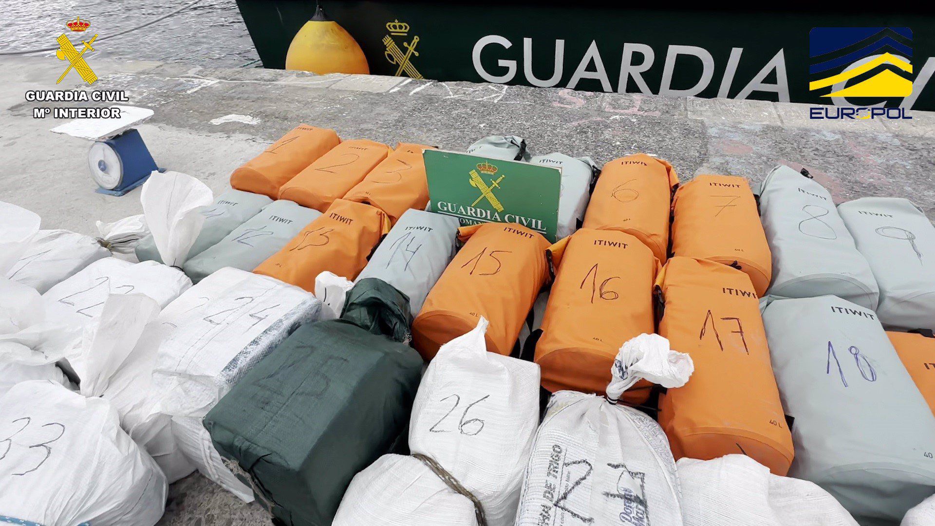 Interceptan un velero con 700 kilos de cocaína cuando se dirigía a Canarias y detienen a cuatro personas