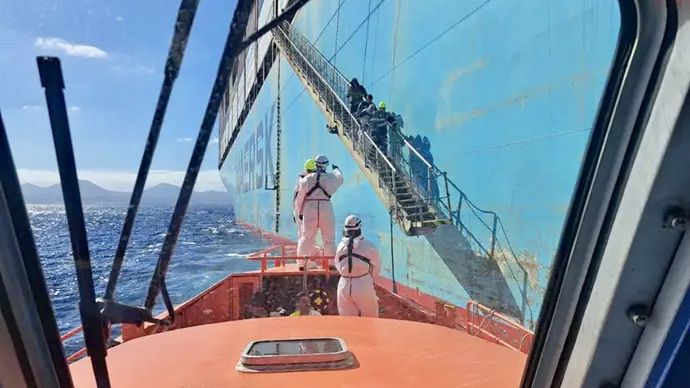 Un buque mercante rescata una patera con 33 migrantes a 96,5 km de Lanzarote