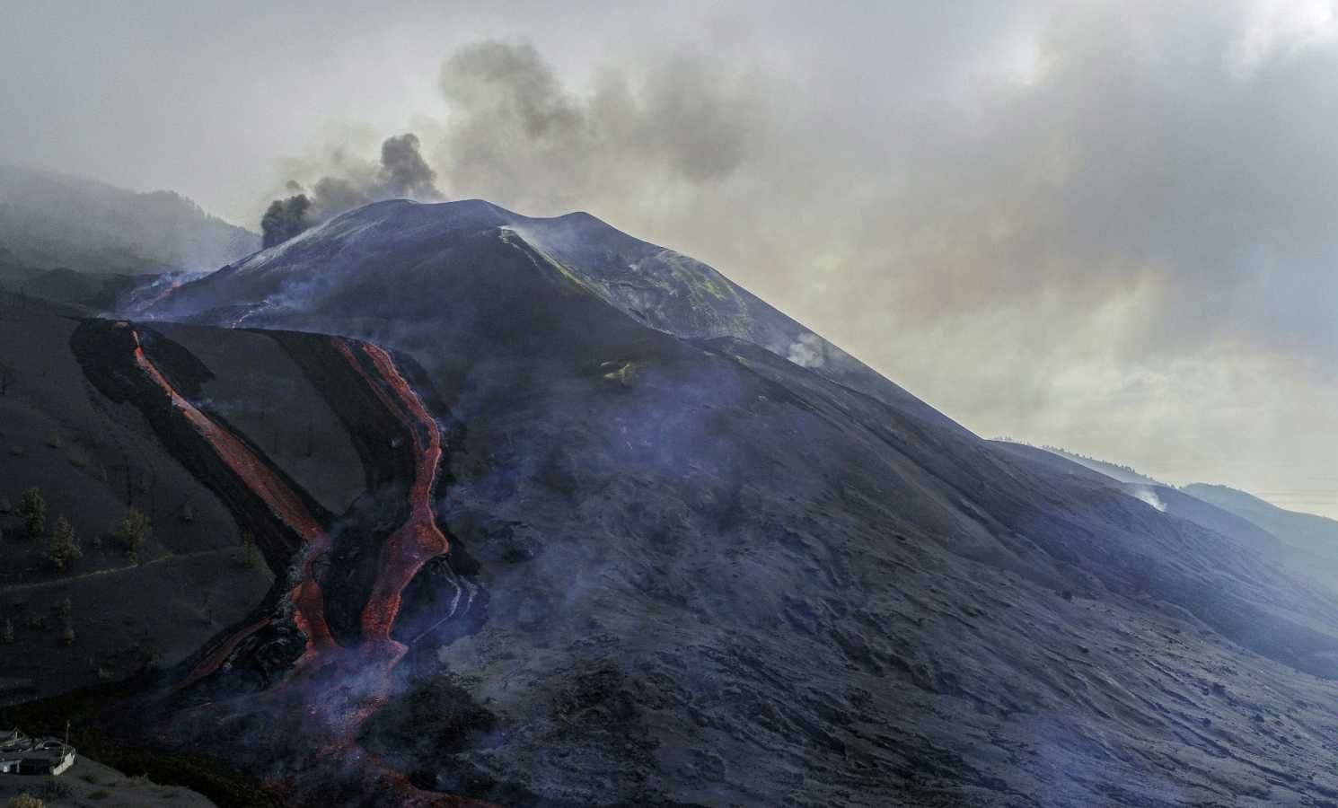 Día 74. El volcán continúa simultaneando fases de explosividad, con depósitos piroclásticos, con fases efusivas