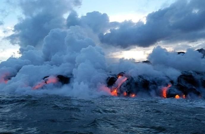 La llegada de la lava al mar crea una 'isla baja' que ya tiene más de medio kilómetro de ancho