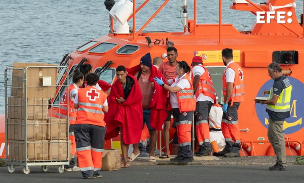 Unos 320 migrantes alcanzan las costas de Canarias a bordo de seis pateras en un día