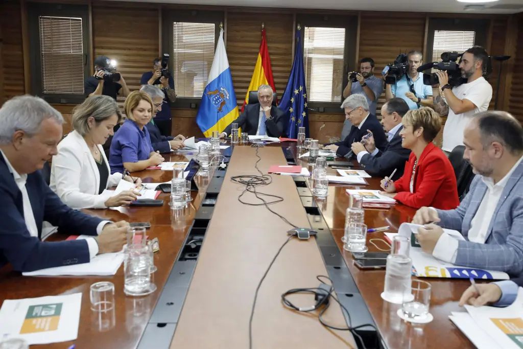 Gobierno y Sindicatos pactan la estabilización de 3.499 interinos en Canarias