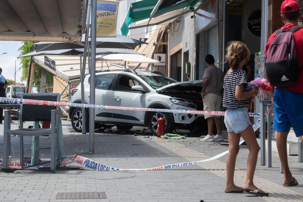 Ocho heridos al empotrarse un coche contra una terraza de un bar en Fuerteventura