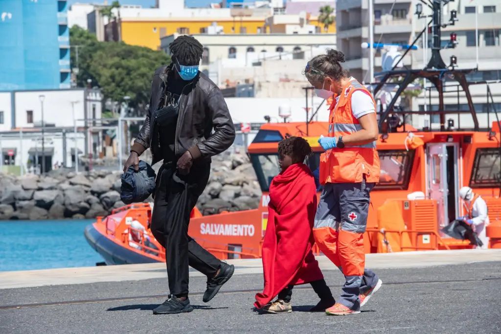 La llegada de inmigrantes en patera a Canarias se reduce a la mitad respecto a 2022
